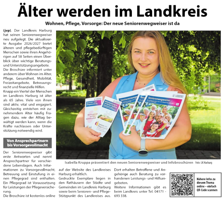 Eine Frau hält einen Stapel Broschüren mit dem Titel Seniorenwegweiser, die Informationen zu Themen wie Wohnen und Pflege für ältere Menschen liefern.