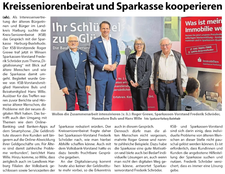 Gruppe von Menschen bei einer Veranstaltung, die die Kooperation zwischen dem Kreisenenbeirat und der Sparkasse beleuchtet.